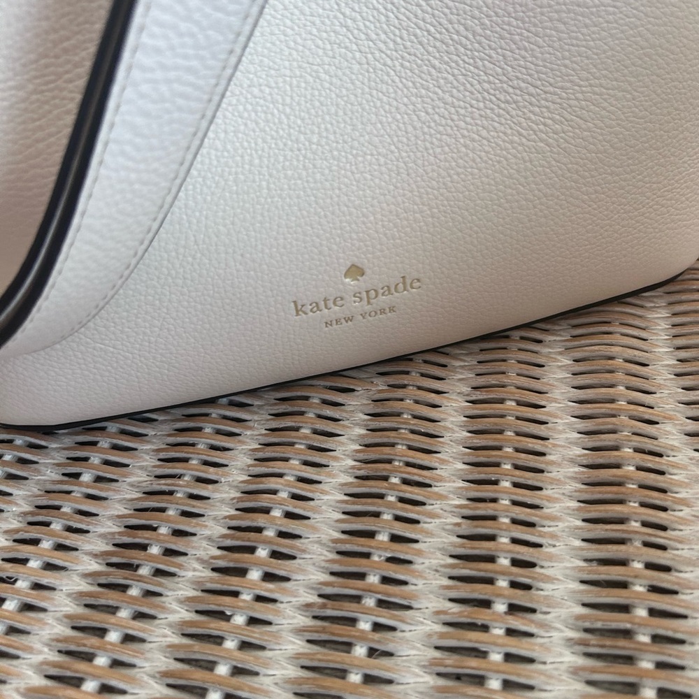 Kate Spade New York Marti large bucket bag in white pebbled leather. - Picture 3 of 10